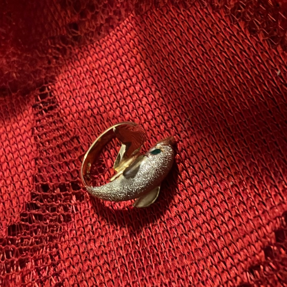 Beautiful ladies marked 14k gold emerald eyes, dolphin ring size 5